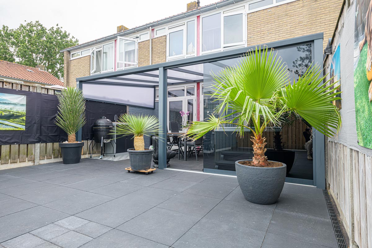 tuinkamer-met-rookglas-schuifwanden-03-project2024-outdoorpleasure